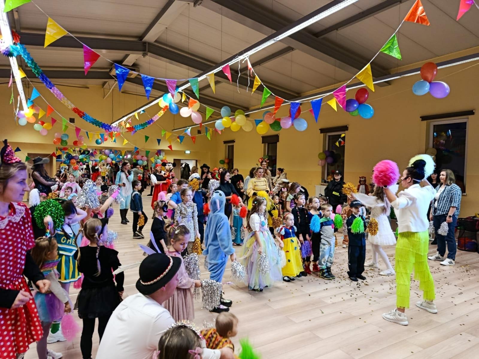 Zdjęcie w galerii na portalu naszraciborz.pl: Bajkowy bal karnawałowy w Pietrowicach Wielkich przyciągnął tłumy najmłodszych wiadomości z regionu