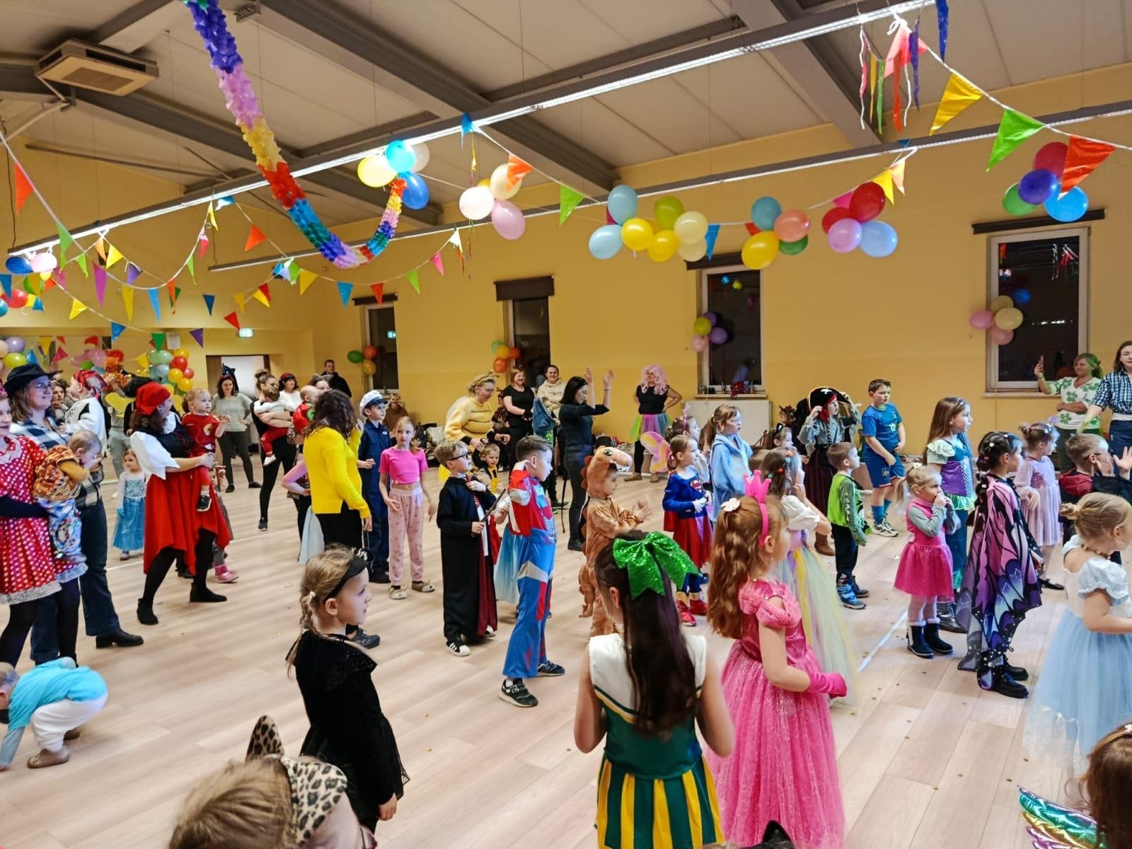 Zdjęcie w galerii na portalu naszraciborz.pl: Bajkowy bal karnawałowy w Pietrowicach Wielkich przyciągnął tłumy najmłodszych wiadomości z regionu