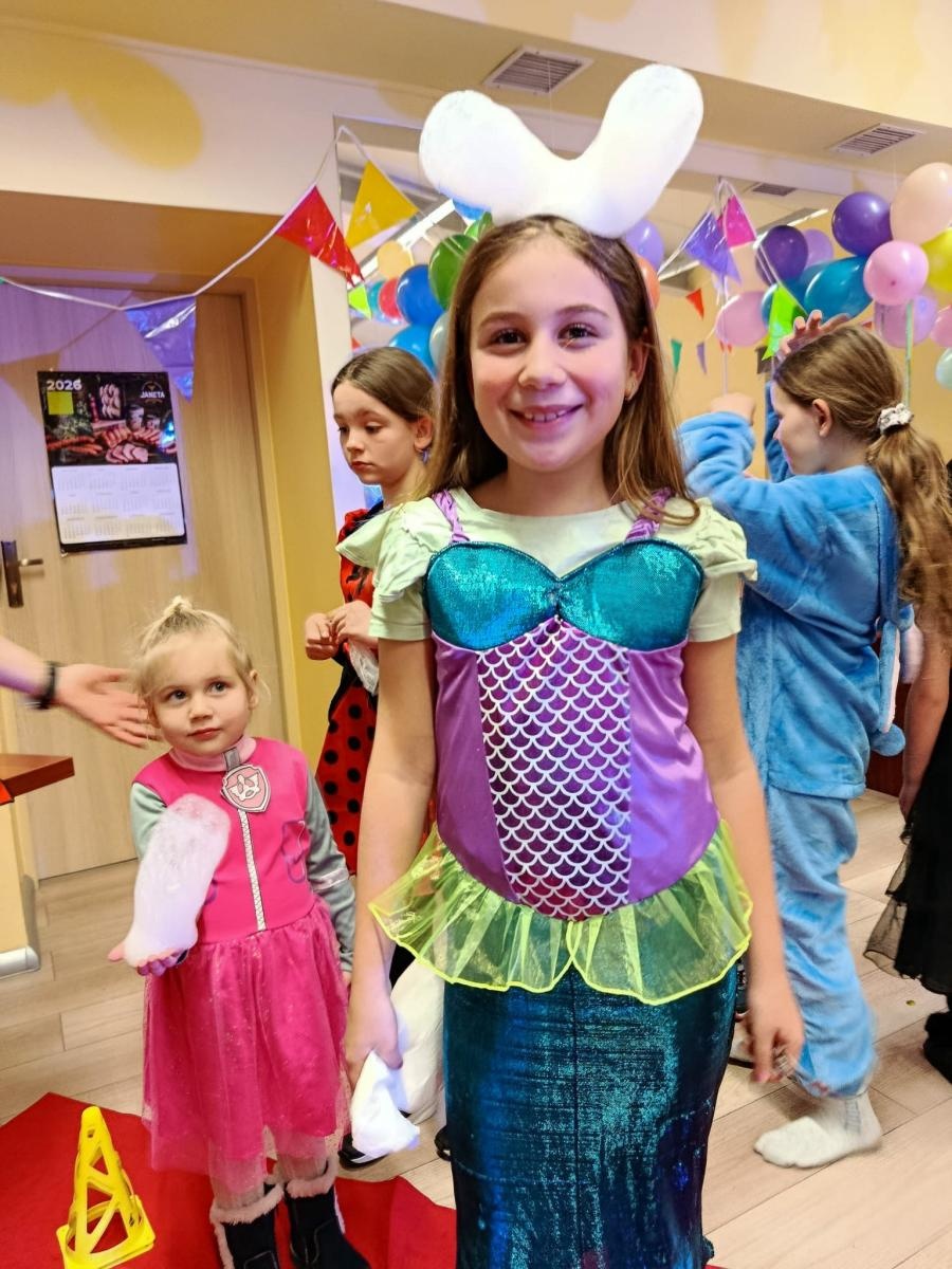 Zdjęcie w galerii na portalu naszraciborz.pl: Bajkowy bal karnawałowy w Pietrowicach Wielkich przyciągnął tłumy najmłodszych wiadomości z regionu