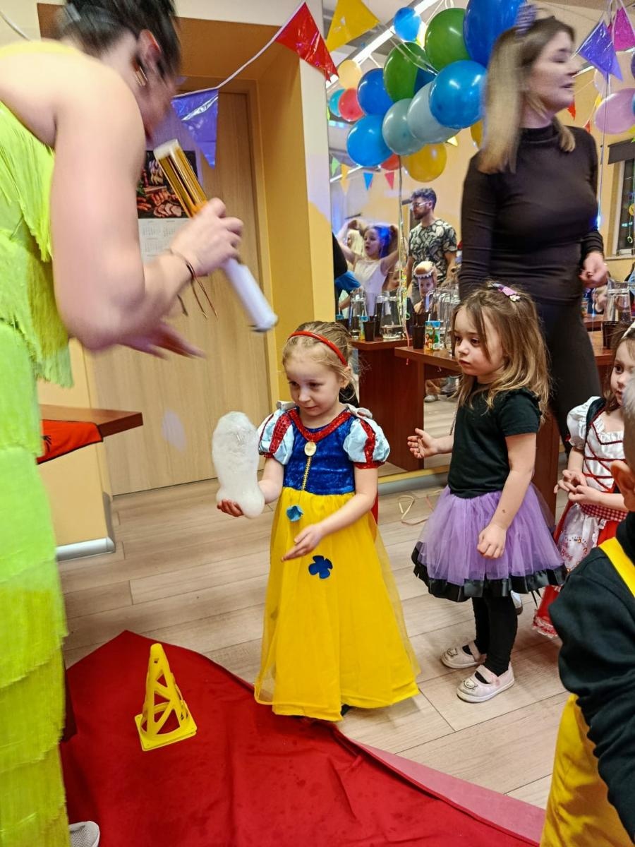 Zdjęcie w galerii na portalu naszraciborz.pl: Bajkowy bal karnawałowy w Pietrowicach Wielkich przyciągnął tłumy najmłodszych wiadomości z regionu