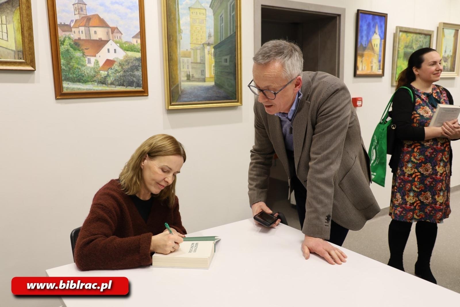 Zdjęcie w galerii na portalu naszraciborz.pl: Ocalić od zapomnienia! Karin Lednická w raciborskiej bibliotece wiadomości z regionu