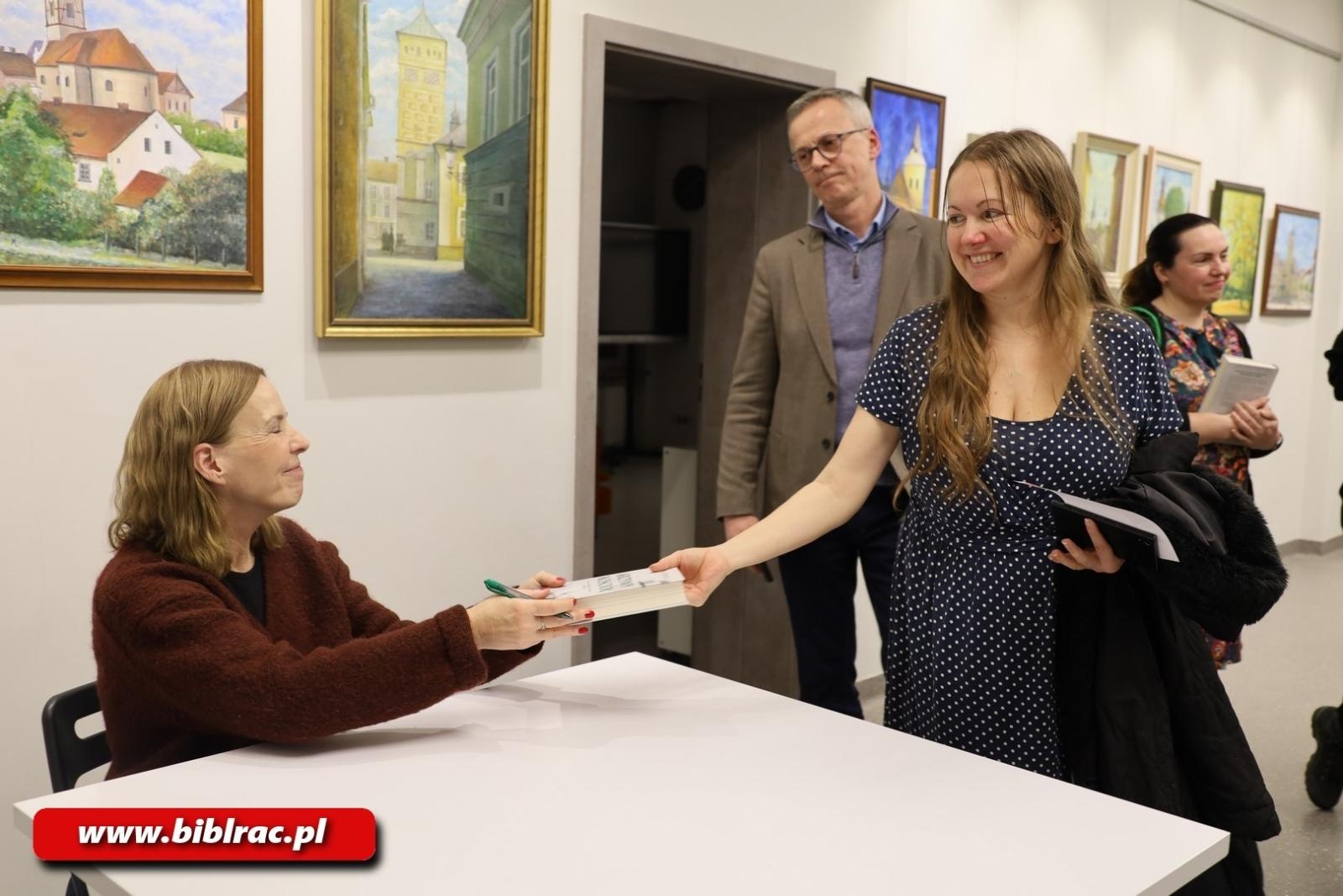 Zdjęcie w galerii na portalu naszraciborz.pl: Ocalić od zapomnienia! Karin Lednická w raciborskiej bibliotece wiadomości z regionu