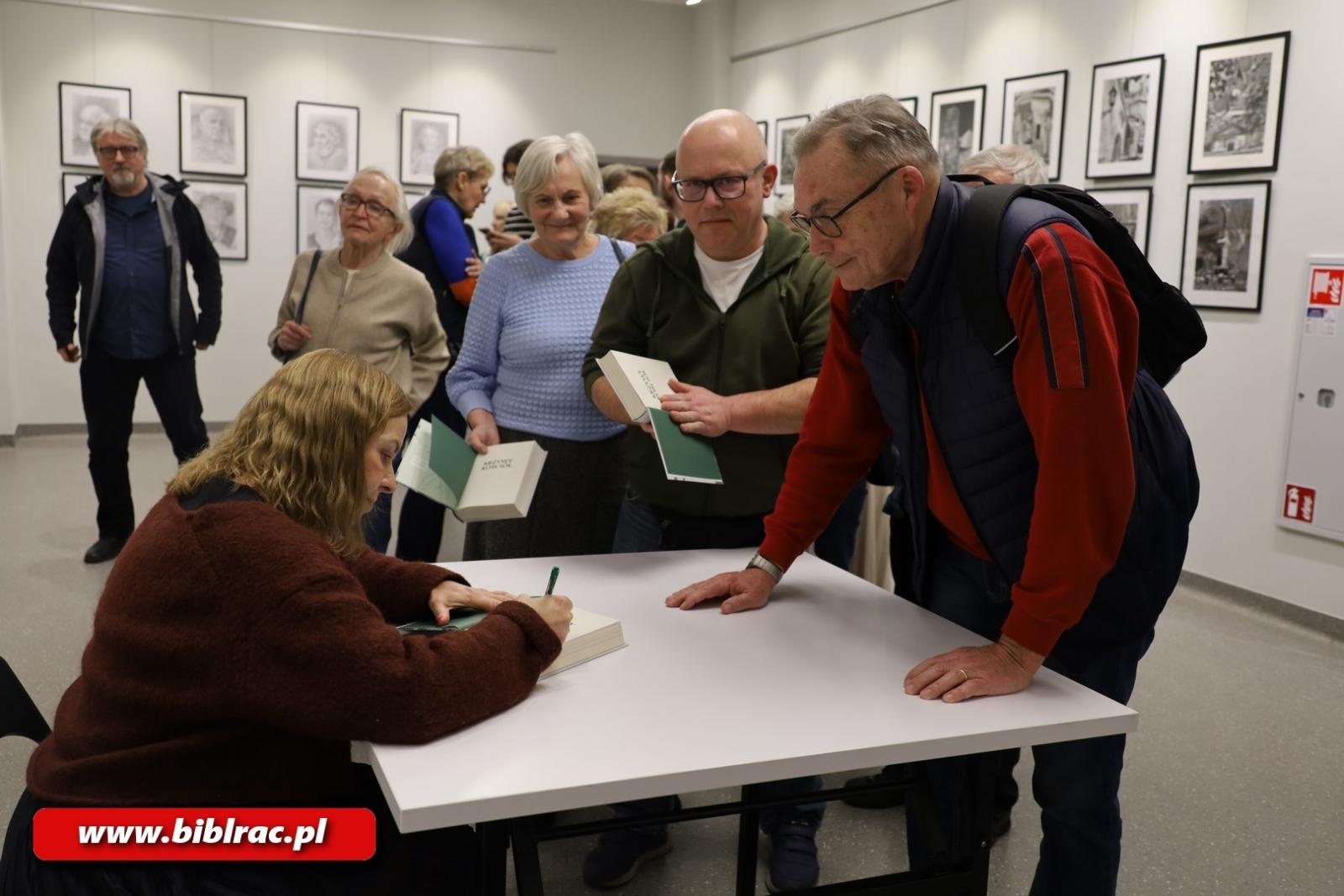 Zdjęcie w galerii na portalu naszraciborz.pl: Ocalić od zapomnienia! Karin Lednická w raciborskiej bibliotece wiadomości z regionu