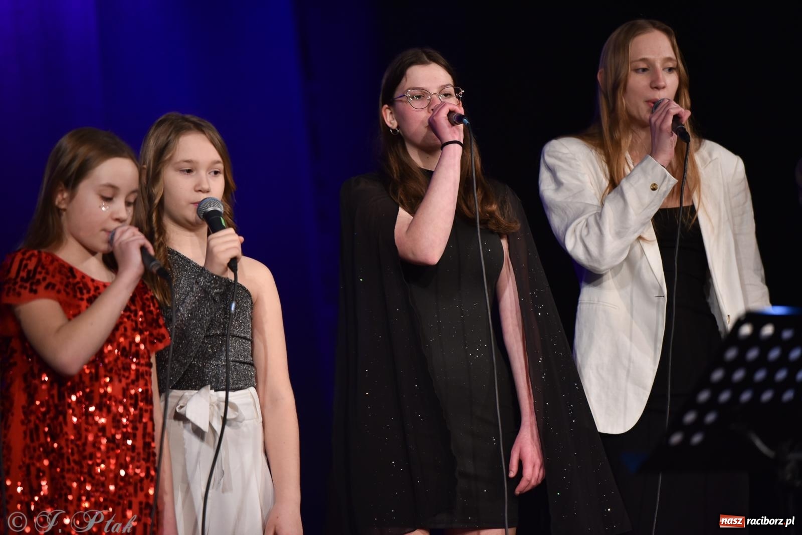 Zdjęcie w galerii na portalu naszraciborz.pl: Zimowy koncert Zespołu Wokalnego Perspektywa w Raciborzu przyciągnął publiczność do Strzechy wiadomości z regionu