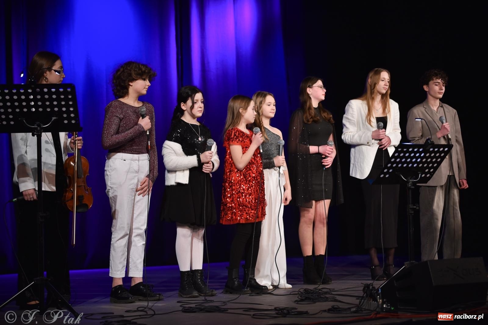 Zdjęcie w galerii na portalu naszraciborz.pl: Zimowy koncert Zespołu Wokalnego Perspektywa w Raciborzu przyciągnął publiczność do Strzechy wiadomości z regionu