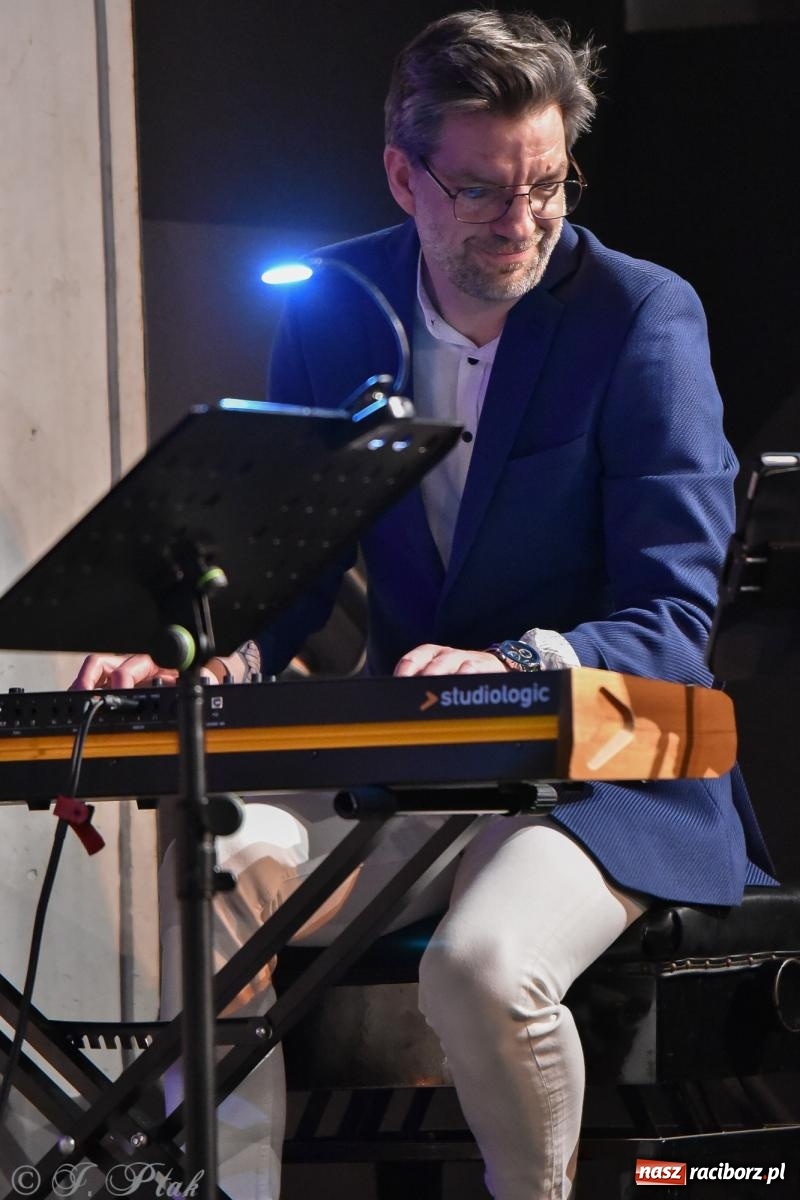 Zdjęcie w galerii na portalu naszraciborz.pl: Zimowy koncert Zespołu Wokalnego Perspektywa w Raciborzu przyciągnął publiczność do Strzechy wiadomości z regionu