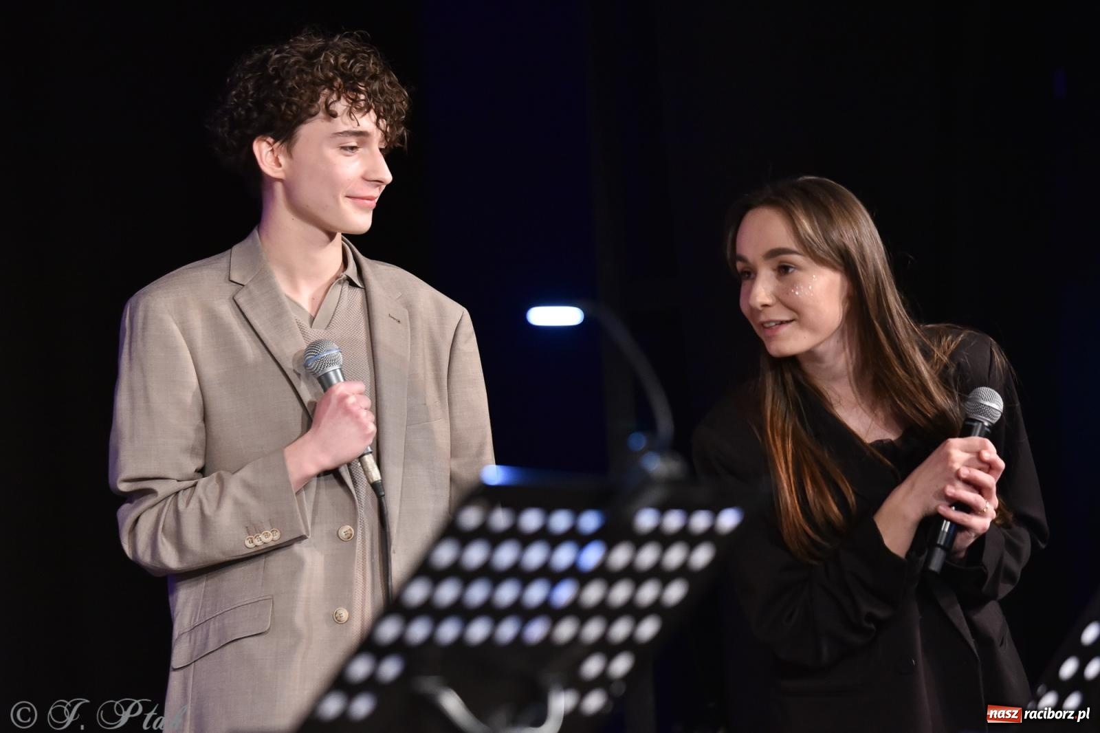 Zdjęcie w galerii na portalu naszraciborz.pl: Zimowy koncert Zespołu Wokalnego Perspektywa w Raciborzu przyciągnął publiczność do Strzechy wiadomości z regionu