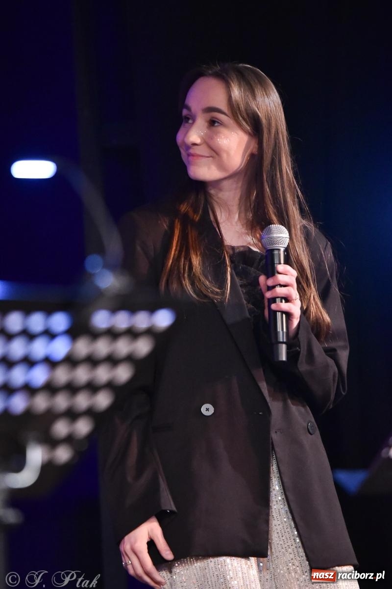 Zdjęcie w galerii na portalu naszraciborz.pl: Zimowy koncert Zespołu Wokalnego Perspektywa w Raciborzu przyciągnął publiczność do Strzechy wiadomości z regionu