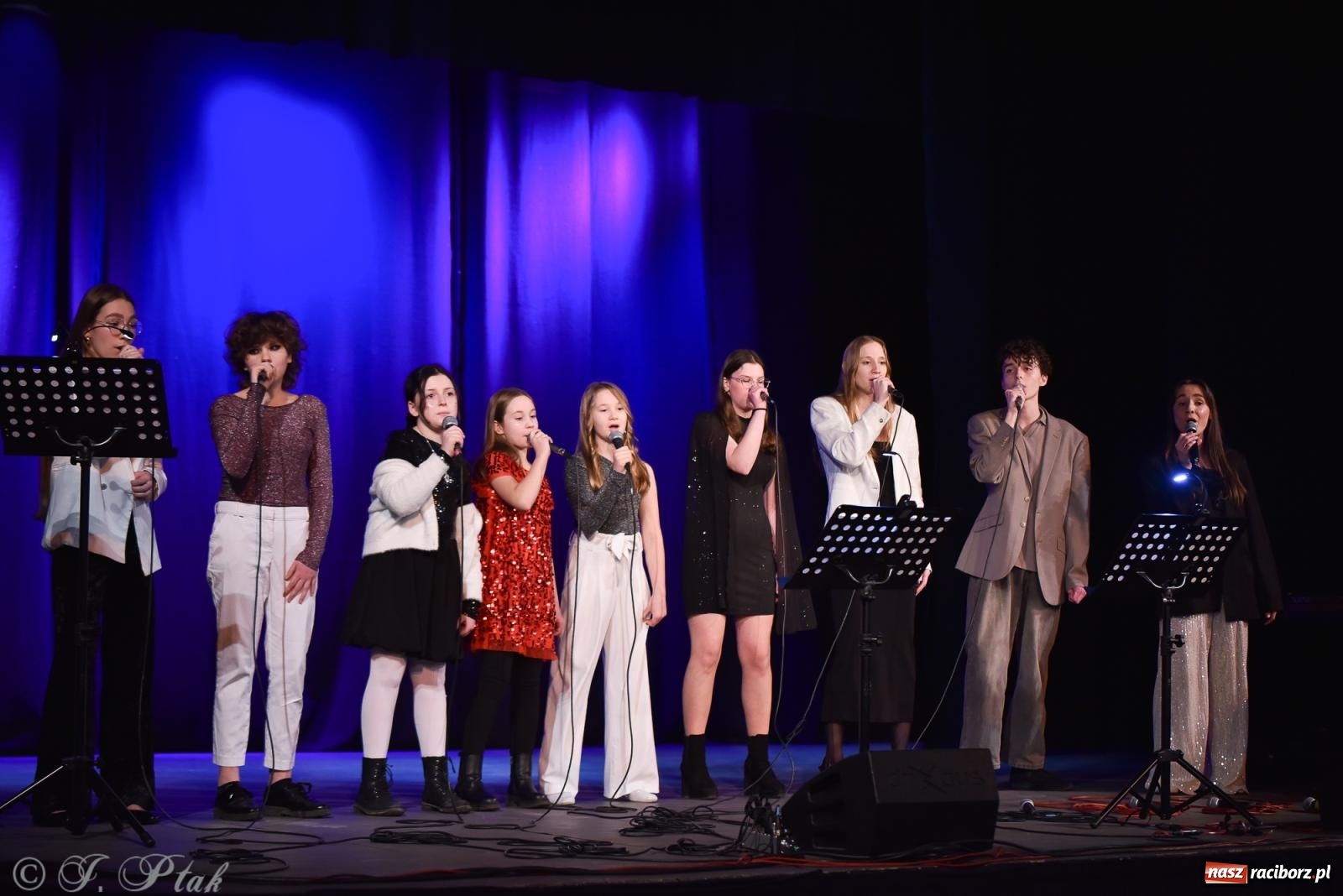 Zdjęcie w galerii na portalu naszraciborz.pl: Zimowy koncert Zespołu Wokalnego Perspektywa w Raciborzu przyciągnął publiczność do Strzechy wiadomości z regionu