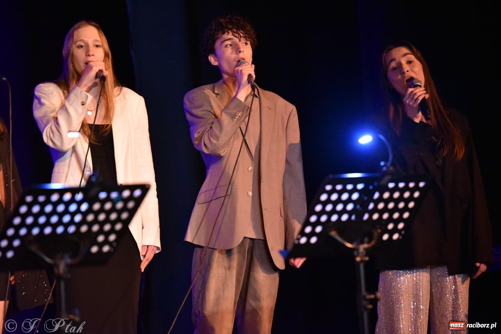 Zdjęcie w galerii na portalu naszraciborz.pl: Zimowy koncert Zespołu Wokalnego Perspektywa w Raciborzu przyciągnął publiczność do Strzechy wiadomości z regionu