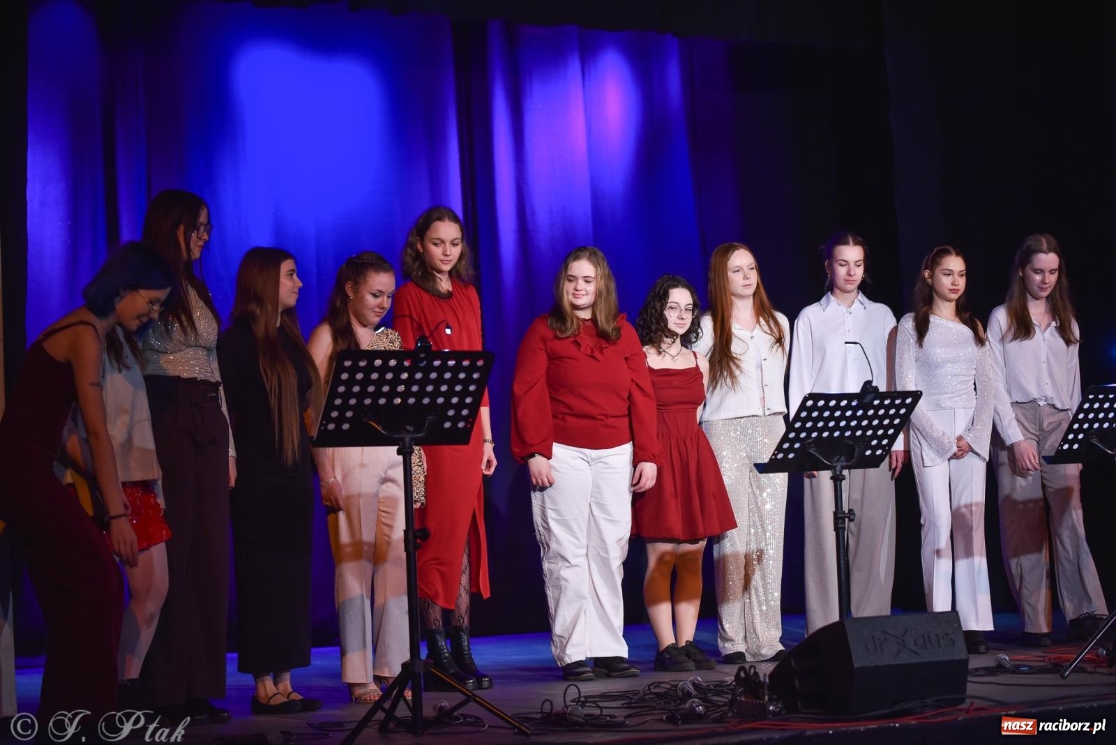 Zdjęcie w galerii na portalu naszraciborz.pl: Zimowy koncert Zespołu Wokalnego Perspektywa w Raciborzu przyciągnął publiczność do Strzechy wiadomości z regionu