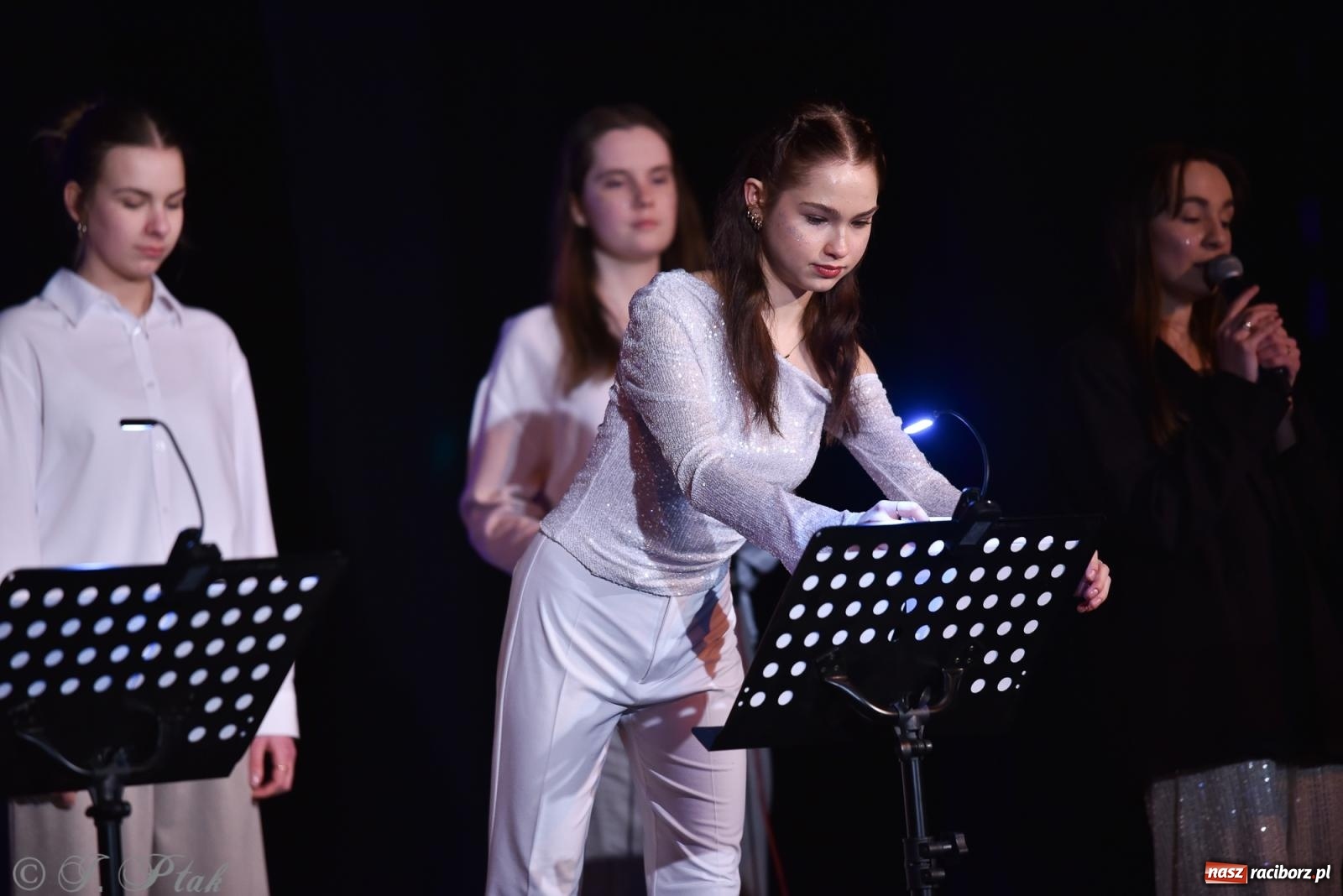 Zdjęcie w galerii na portalu naszraciborz.pl: Zimowy koncert Zespołu Wokalnego Perspektywa w Raciborzu przyciągnął publiczność do Strzechy wiadomości z regionu