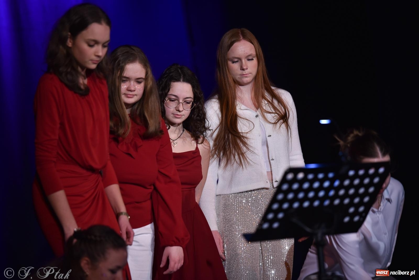 Zdjęcie w galerii na portalu naszraciborz.pl: Zimowy koncert Zespołu Wokalnego Perspektywa w Raciborzu przyciągnął publiczność do Strzechy wiadomości z regionu