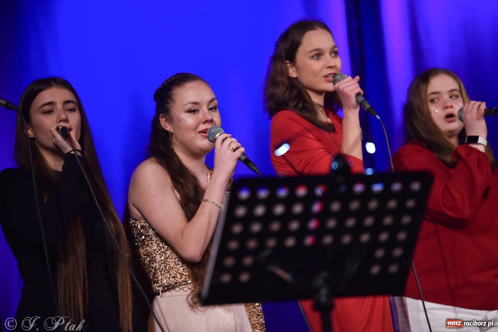 Zdjęcie w galerii na portalu naszraciborz.pl: Zimowy koncert Zespołu Wokalnego Perspektywa w Raciborzu przyciągnął publiczność do Strzechy wiadomości z regionu