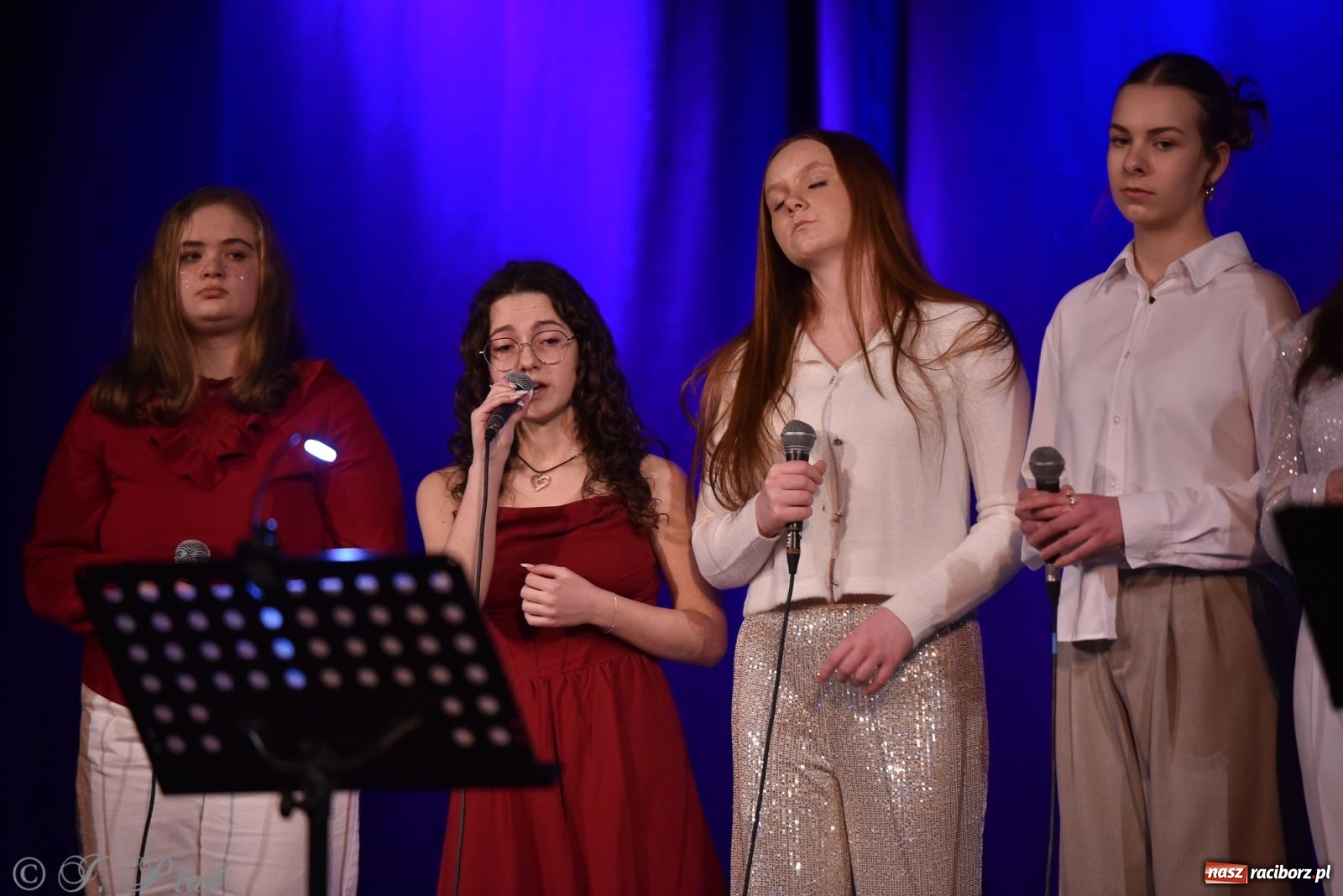 Zdjęcie w galerii na portalu naszraciborz.pl: Zimowy koncert Zespołu Wokalnego Perspektywa w Raciborzu przyciągnął publiczność do Strzechy wiadomości z regionu