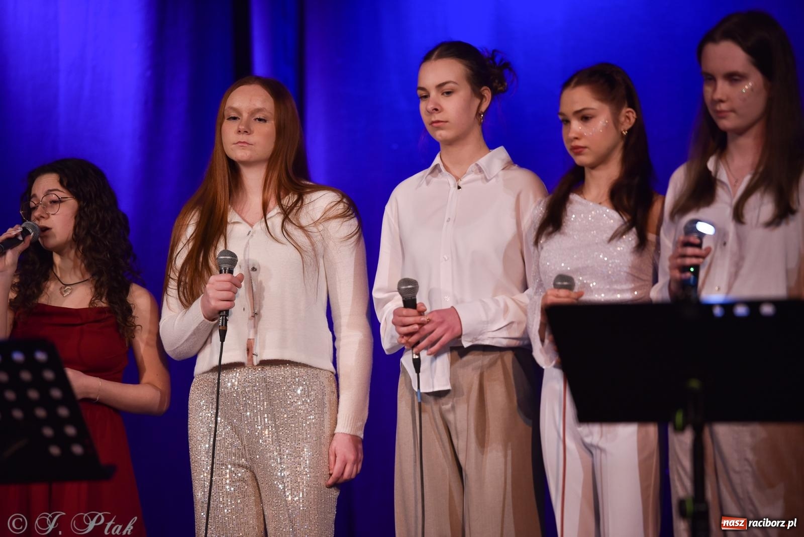 Zdjęcie w galerii na portalu naszraciborz.pl: Zimowy koncert Zespołu Wokalnego Perspektywa w Raciborzu przyciągnął publiczność do Strzechy wiadomości z regionu