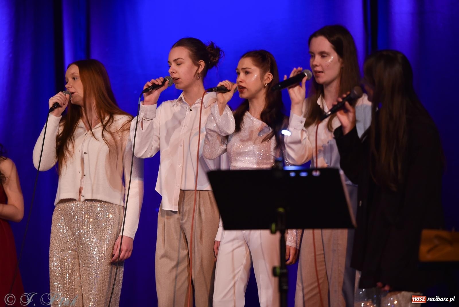 Zdjęcie w galerii na portalu naszraciborz.pl: Zimowy koncert Zespołu Wokalnego Perspektywa w Raciborzu przyciągnął publiczność do Strzechy wiadomości z regionu