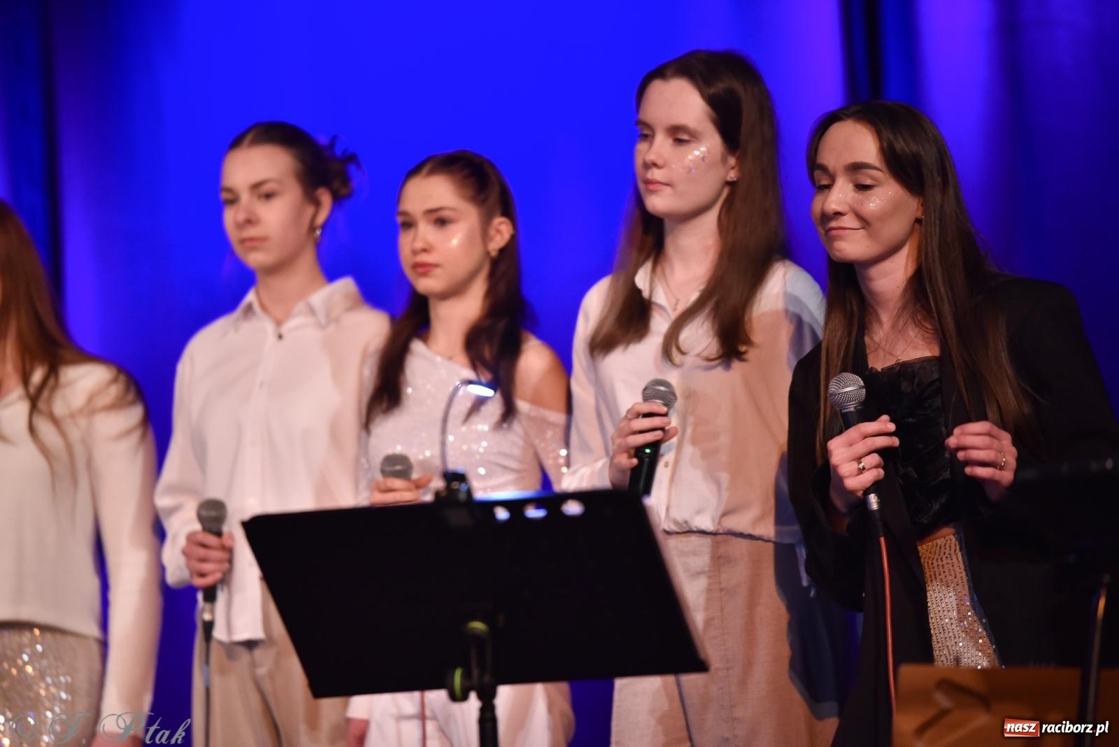 Zdjęcie w galerii na portalu naszraciborz.pl: Zimowy koncert Zespołu Wokalnego Perspektywa w Raciborzu przyciągnął publiczność do Strzechy wiadomości z regionu
