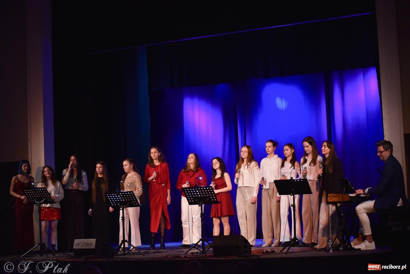 Zdjęcie w galerii na portalu naszraciborz.pl: Zimowy koncert Zespołu Wokalnego Perspektywa w Raciborzu przyciągnął publiczność do Strzechy wiadomości z regionu