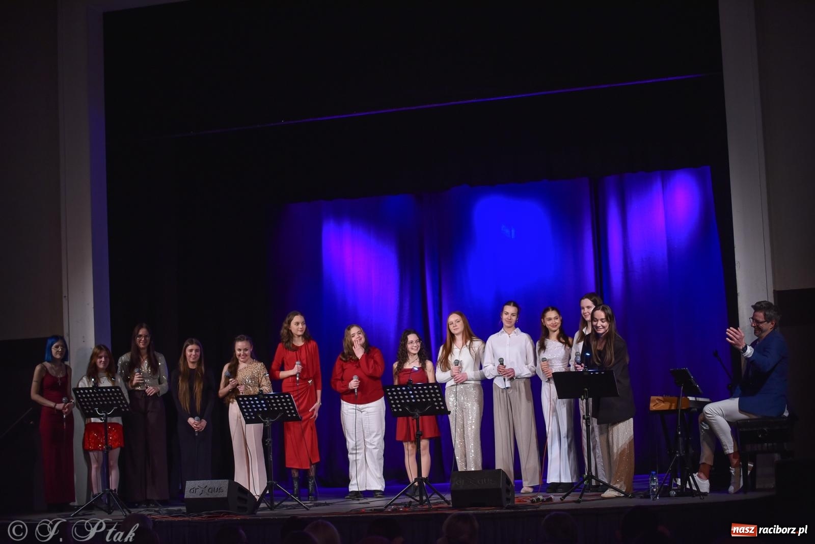 Zdjęcie w galerii na portalu naszraciborz.pl: Zimowy koncert Zespołu Wokalnego Perspektywa w Raciborzu przyciągnął publiczność do Strzechy wiadomości z regionu