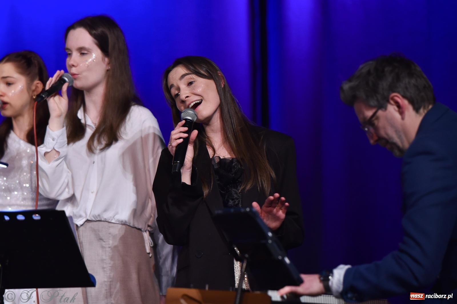 Zdjęcie w galerii na portalu naszraciborz.pl: Zimowy koncert Zespołu Wokalnego Perspektywa w Raciborzu przyciągnął publiczność do Strzechy wiadomości z regionu