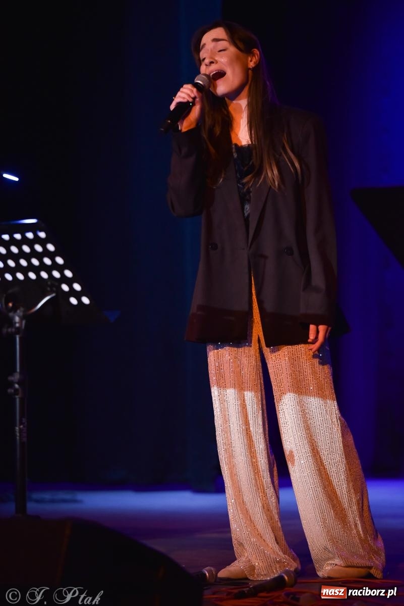 Zdjęcie w galerii na portalu naszraciborz.pl: Zimowy koncert Zespołu Wokalnego Perspektywa w Raciborzu przyciągnął publiczność do Strzechy wiadomości z regionu