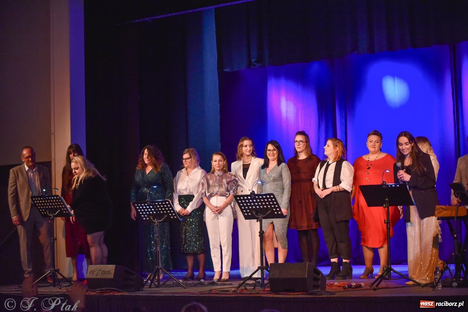 Zdjęcie w galerii na portalu naszraciborz.pl: Zimowy koncert Zespołu Wokalnego Perspektywa w Raciborzu przyciągnął publiczność do Strzechy wiadomości z regionu