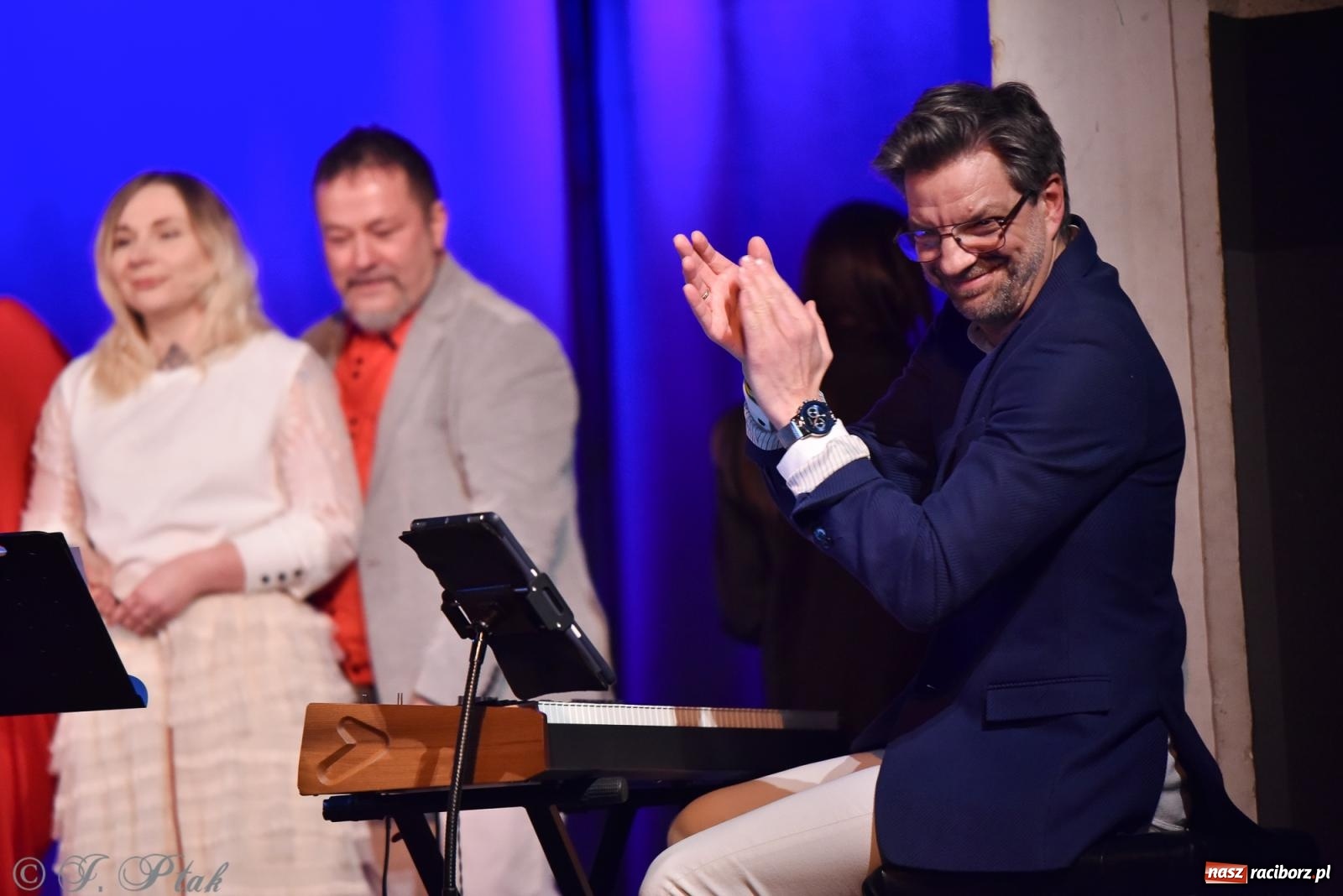 Zdjęcie w galerii na portalu naszraciborz.pl: Zimowy koncert Zespołu Wokalnego Perspektywa w Raciborzu przyciągnął publiczność do Strzechy wiadomości z regionu