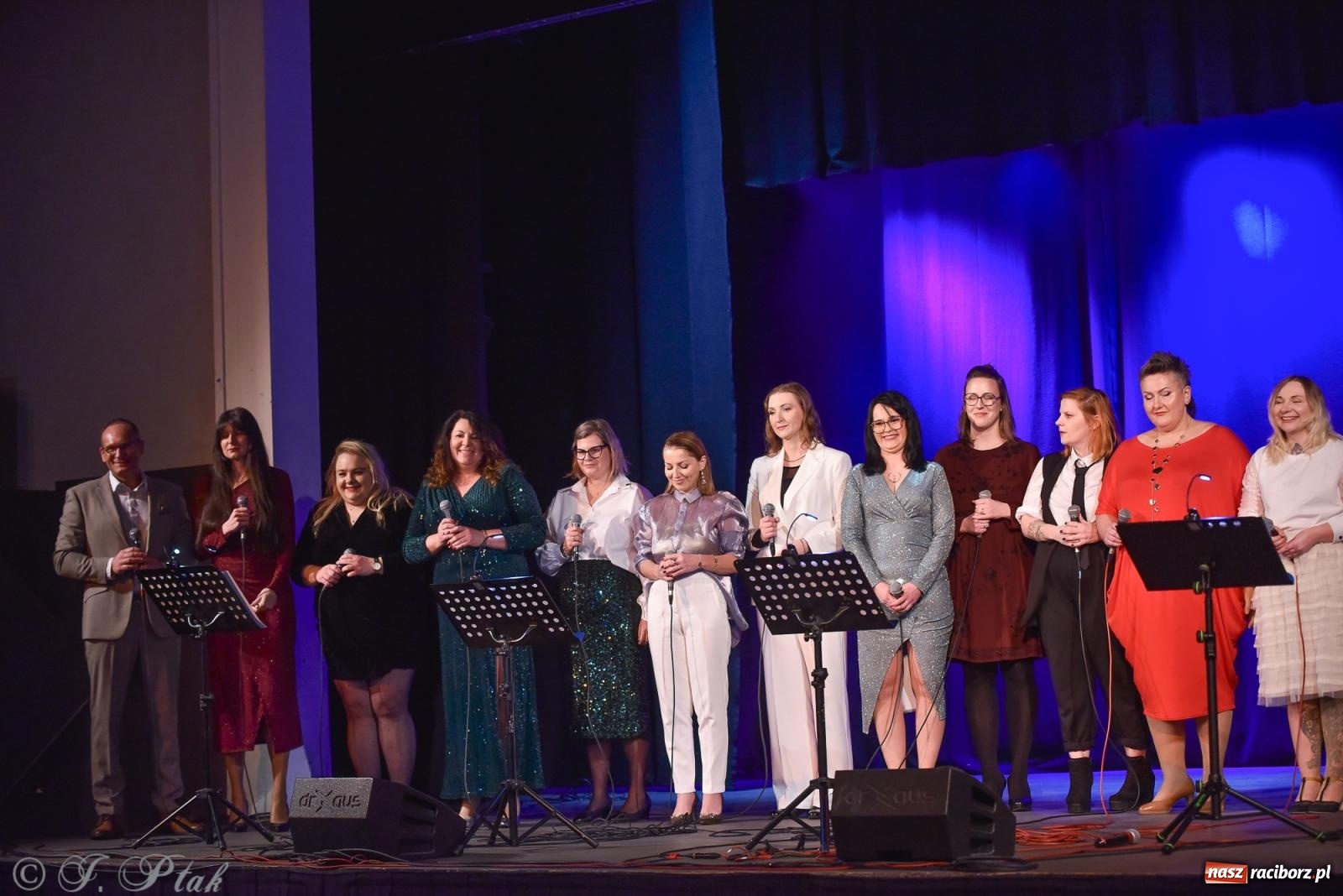 Zdjęcie w galerii na portalu naszraciborz.pl: Zimowy koncert Zespołu Wokalnego Perspektywa w Raciborzu przyciągnął publiczność do Strzechy wiadomości z regionu