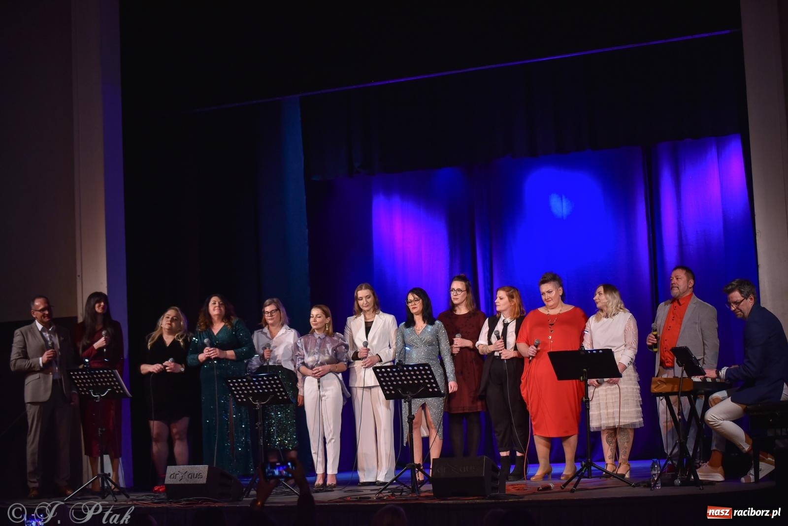 Zdjęcie w galerii na portalu naszraciborz.pl: Zimowy koncert Zespołu Wokalnego Perspektywa w Raciborzu przyciągnął publiczność do Strzechy wiadomości z regionu