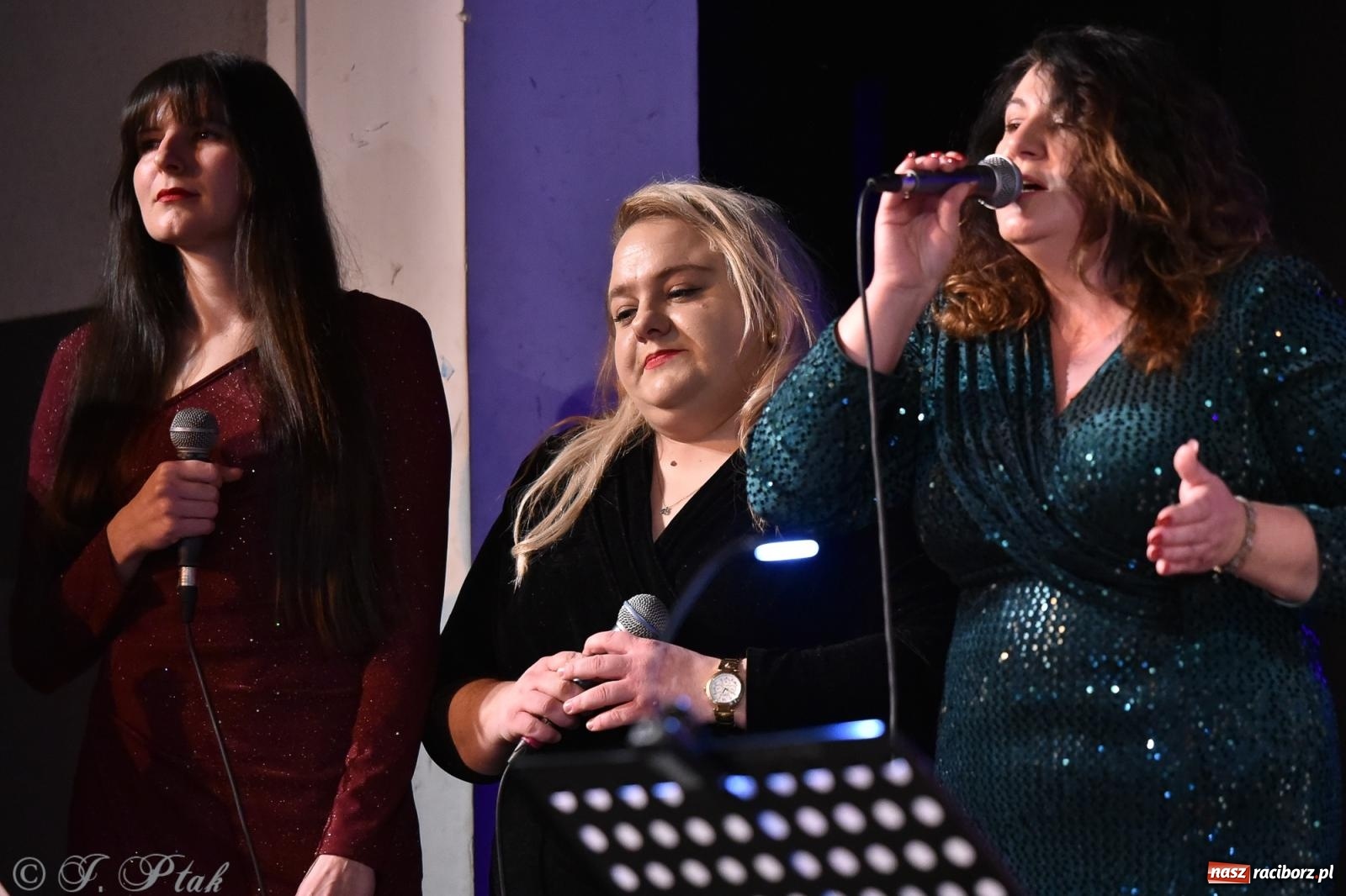 Zdjęcie w galerii na portalu naszraciborz.pl: Zimowy koncert Zespołu Wokalnego Perspektywa w Raciborzu przyciągnął publiczność do Strzechy wiadomości z regionu