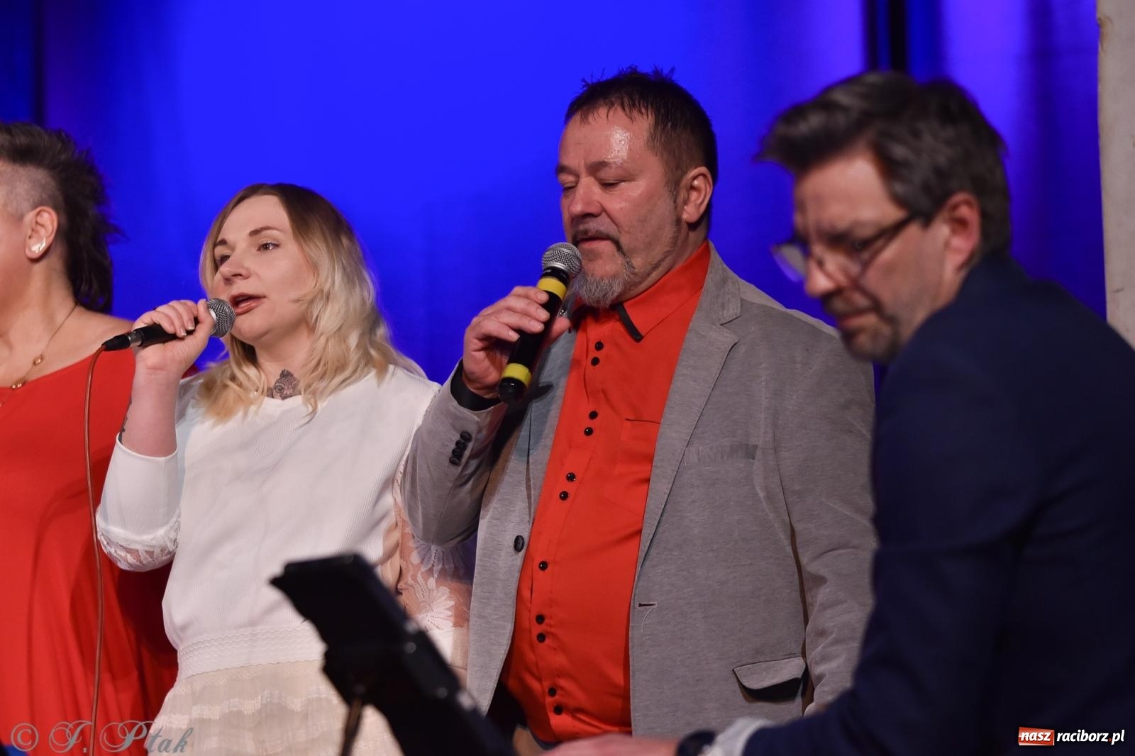 Zdjęcie w galerii na portalu naszraciborz.pl: Zimowy koncert Zespołu Wokalnego Perspektywa w Raciborzu przyciągnął publiczność do Strzechy wiadomości z regionu