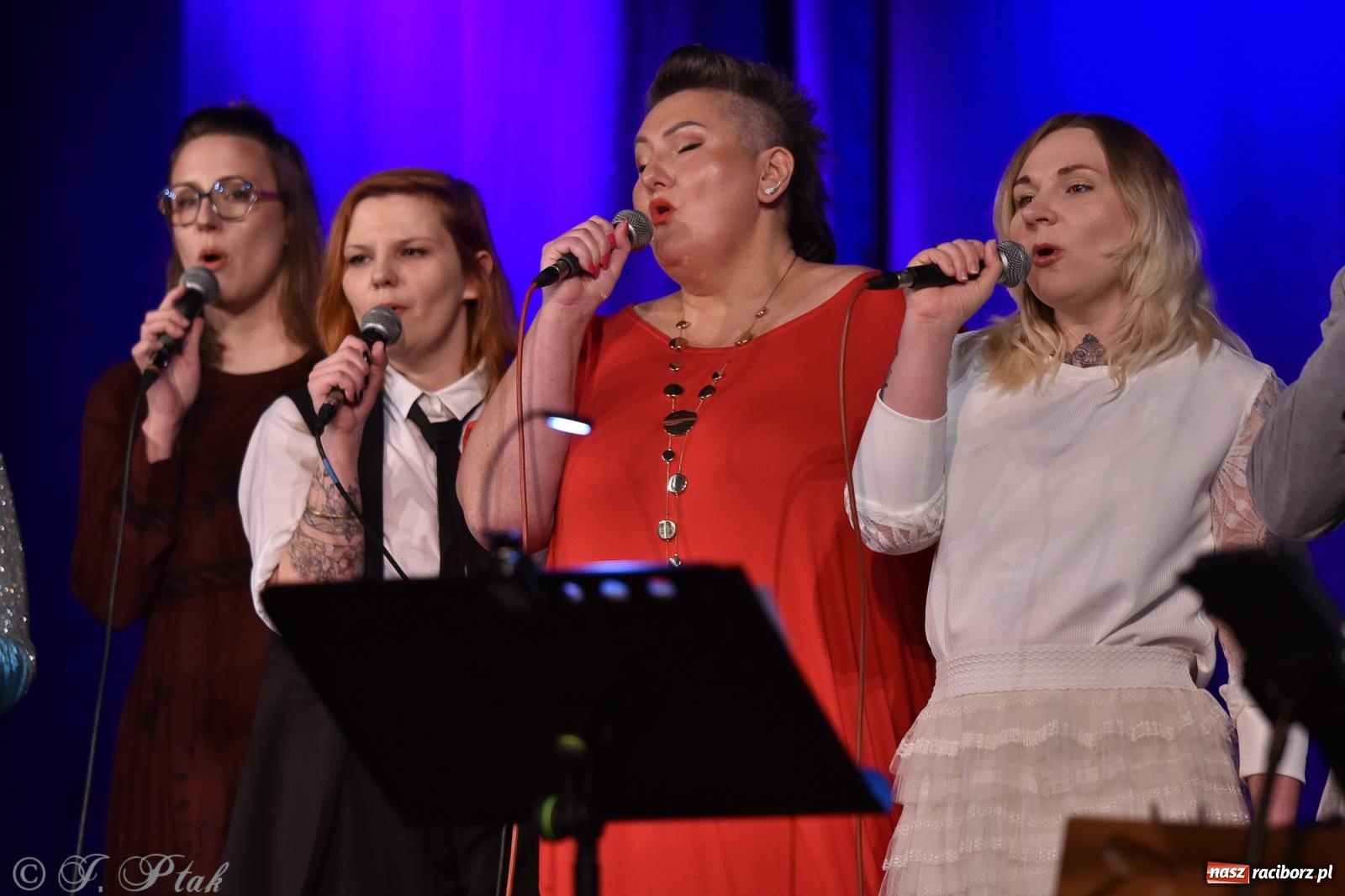 Zdjęcie w galerii na portalu naszraciborz.pl: Zimowy koncert Zespołu Wokalnego Perspektywa w Raciborzu przyciągnął publiczność do Strzechy wiadomości z regionu