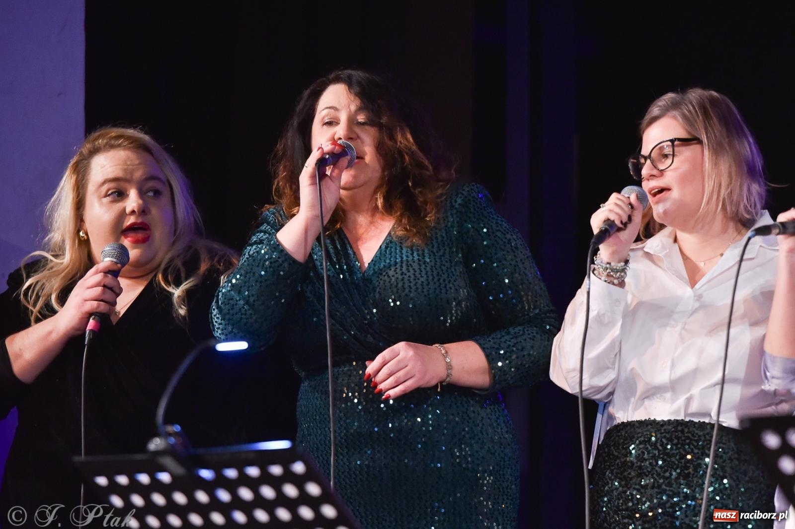 Zdjęcie w galerii na portalu naszraciborz.pl: Zimowy koncert Zespołu Wokalnego Perspektywa w Raciborzu przyciągnął publiczność do Strzechy wiadomości z regionu