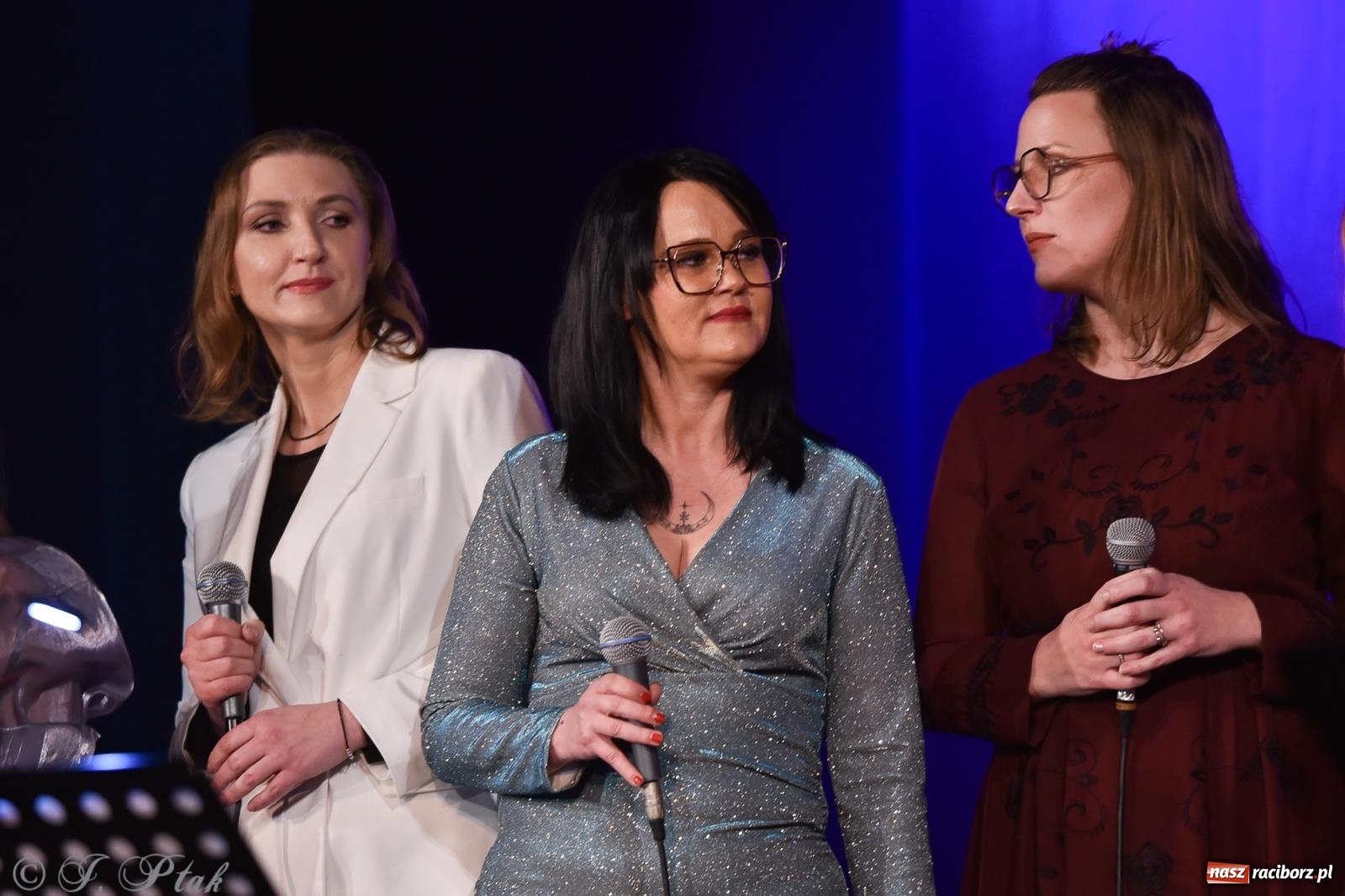 Zdjęcie w galerii na portalu naszraciborz.pl: Zimowy koncert Zespołu Wokalnego Perspektywa w Raciborzu przyciągnął publiczność do Strzechy wiadomości z regionu