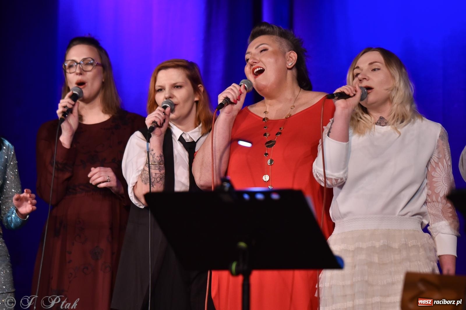 Zdjęcie w galerii na portalu naszraciborz.pl: Zimowy koncert Zespołu Wokalnego Perspektywa w Raciborzu przyciągnął publiczność do Strzechy wiadomości z regionu