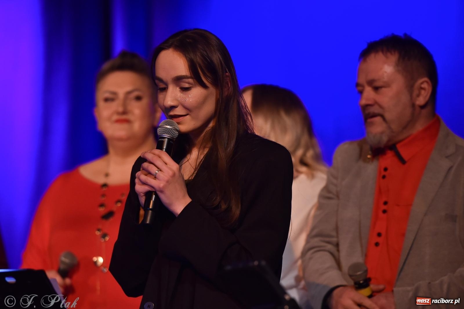 Zdjęcie w galerii na portalu naszraciborz.pl: Zimowy koncert Zespołu Wokalnego Perspektywa w Raciborzu przyciągnął publiczność do Strzechy wiadomości z regionu