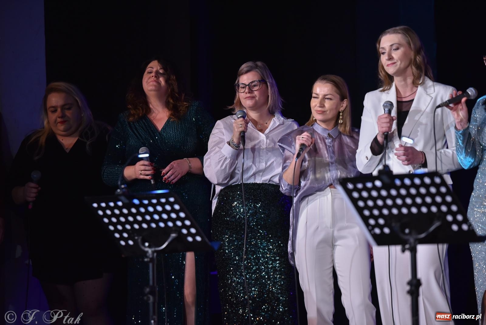 Zdjęcie w galerii na portalu naszraciborz.pl: Zimowy koncert Zespołu Wokalnego Perspektywa w Raciborzu przyciągnął publiczność do Strzechy wiadomości z regionu