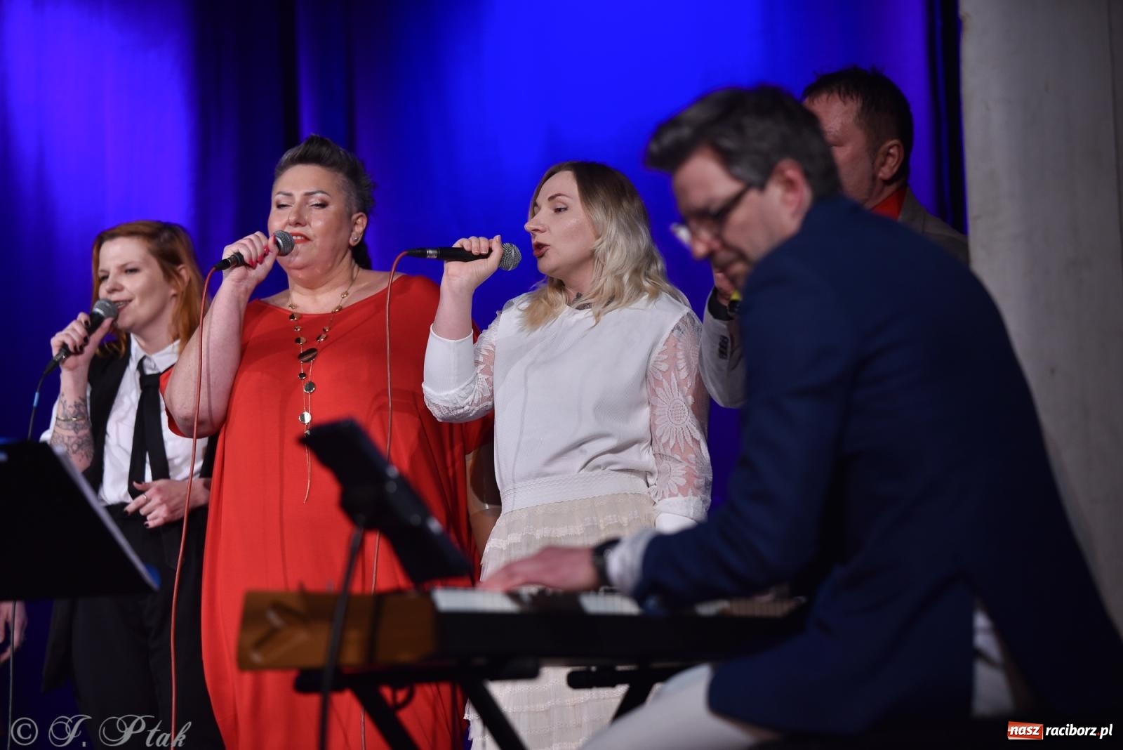 Zdjęcie w galerii na portalu naszraciborz.pl: Zimowy koncert Zespołu Wokalnego Perspektywa w Raciborzu przyciągnął publiczność do Strzechy wiadomości z regionu