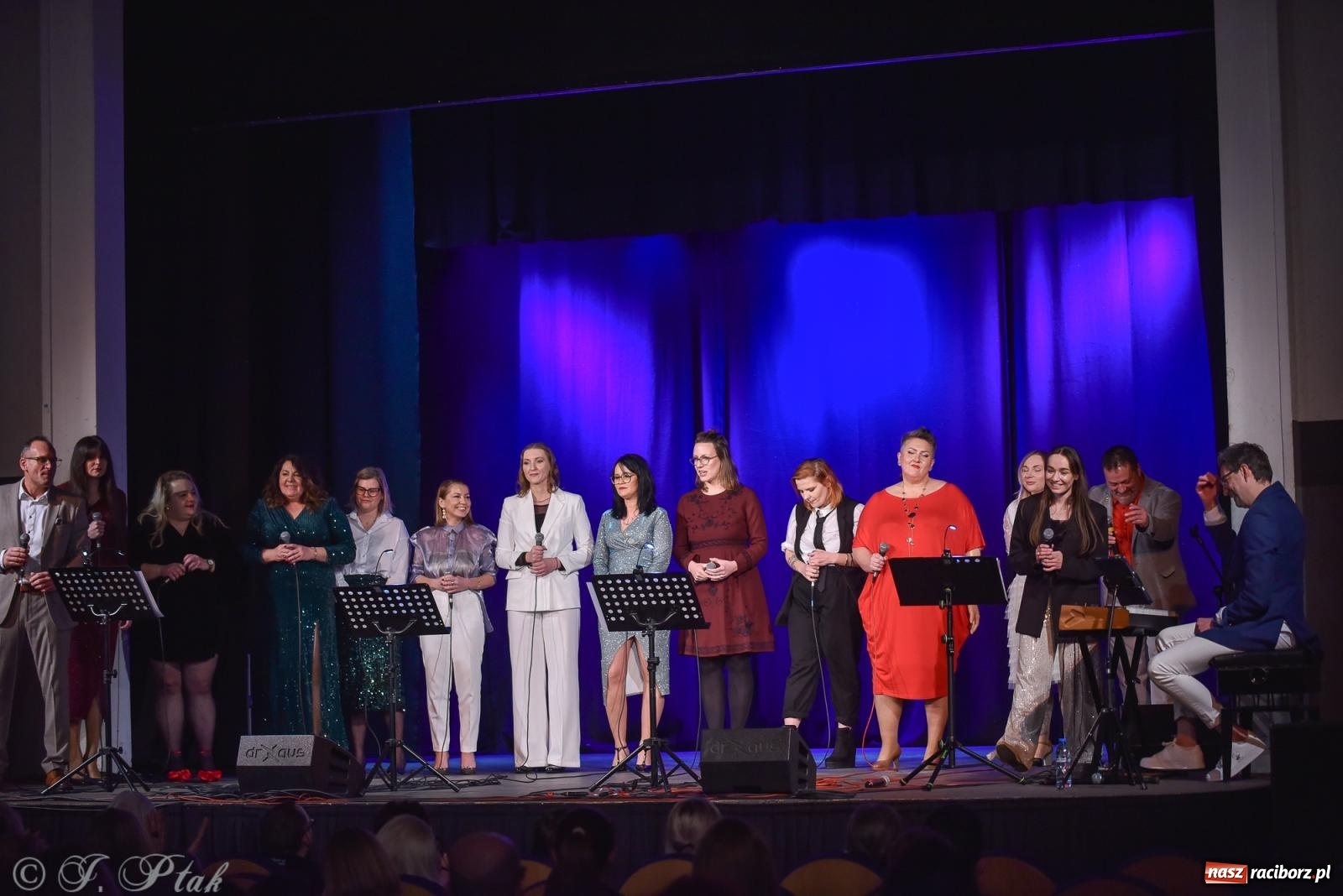 Zdjęcie w galerii na portalu naszraciborz.pl: Zimowy koncert Zespołu Wokalnego Perspektywa w Raciborzu przyciągnął publiczność do Strzechy wiadomości z regionu