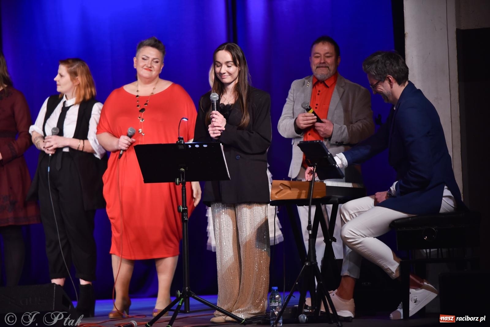 Zdjęcie w galerii na portalu naszraciborz.pl: Zimowy koncert Zespołu Wokalnego Perspektywa w Raciborzu przyciągnął publiczność do Strzechy wiadomości z regionu