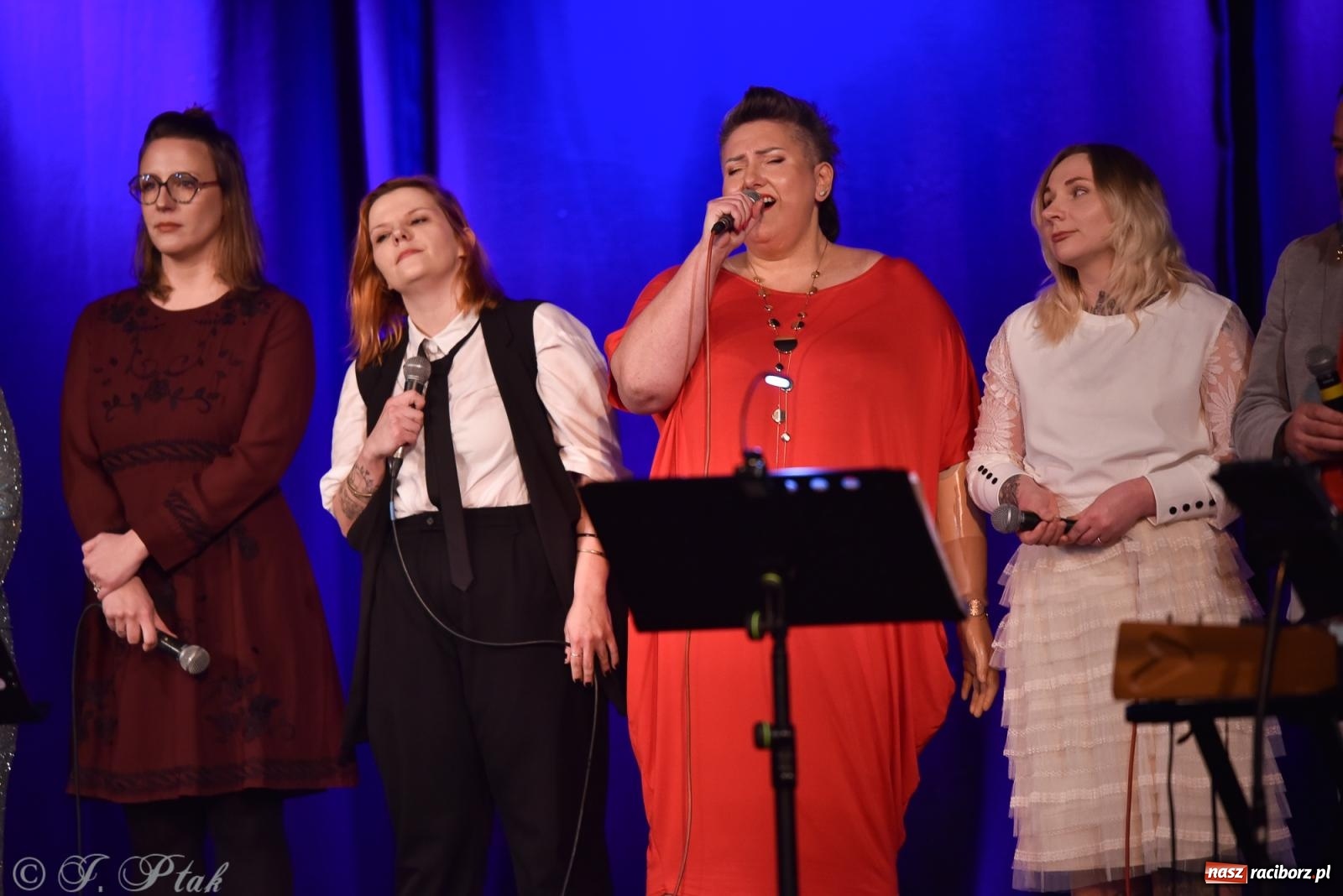 Zdjęcie w galerii na portalu naszraciborz.pl: Zimowy koncert Zespołu Wokalnego Perspektywa w Raciborzu przyciągnął publiczność do Strzechy wiadomości z regionu