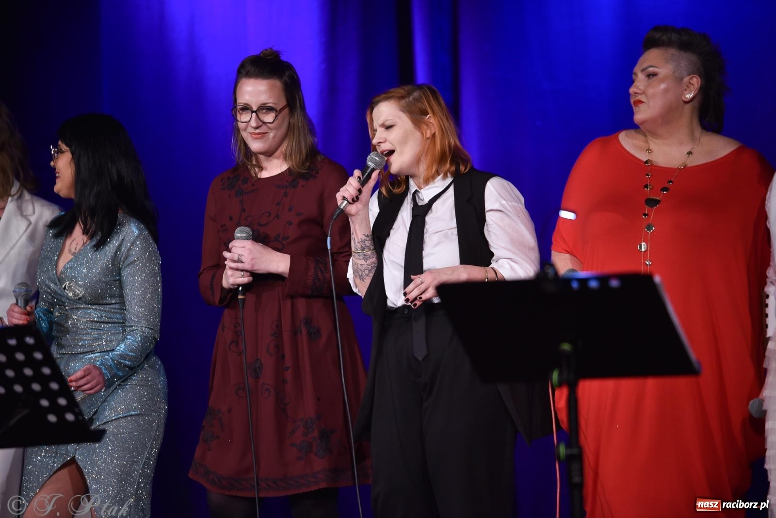 Zdjęcie w galerii na portalu naszraciborz.pl: Zimowy koncert Zespołu Wokalnego Perspektywa w Raciborzu przyciągnął publiczność do Strzechy wiadomości z regionu