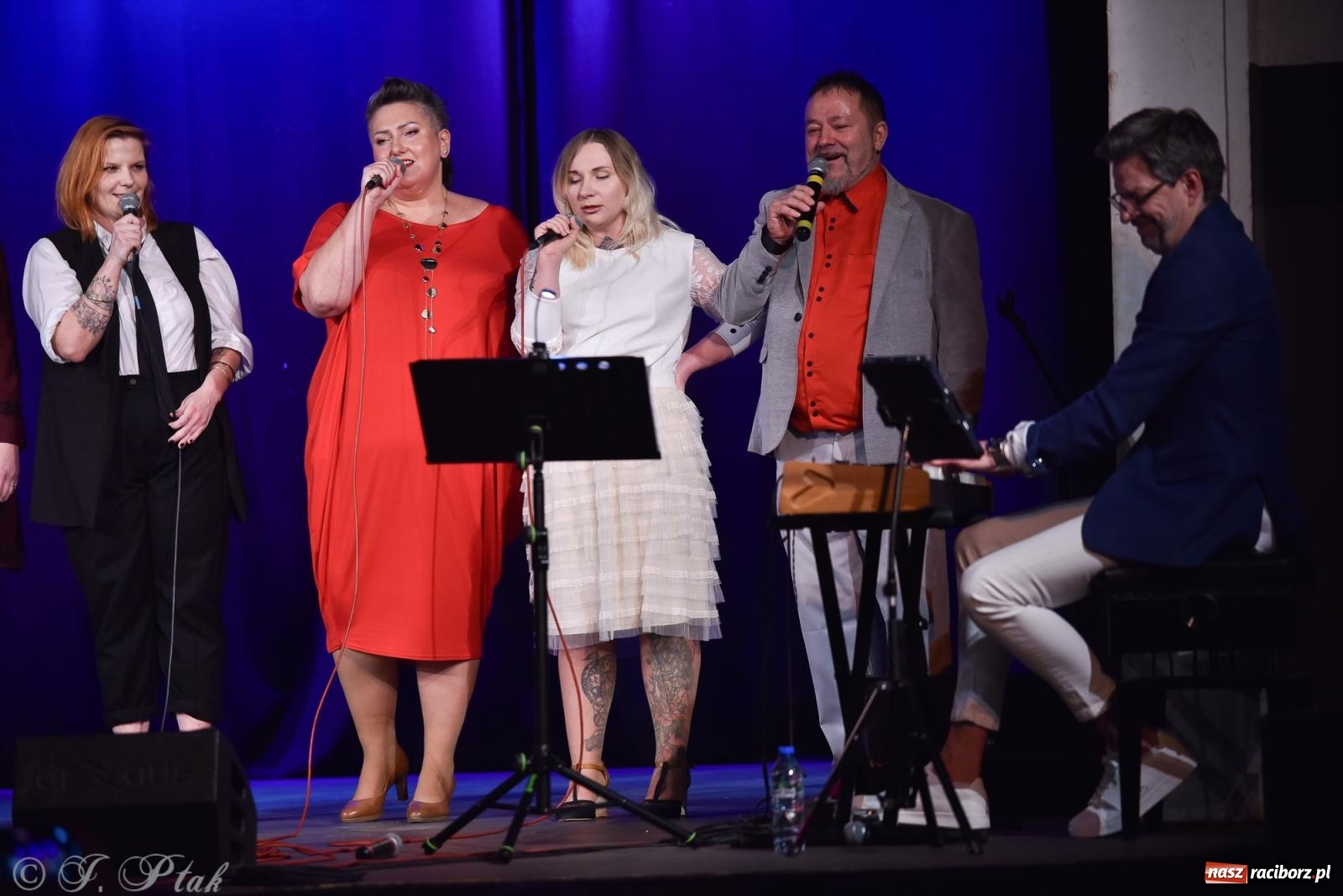 Zdjęcie w galerii na portalu naszraciborz.pl: Zimowy koncert Zespołu Wokalnego Perspektywa w Raciborzu przyciągnął publiczność do Strzechy wiadomości z regionu