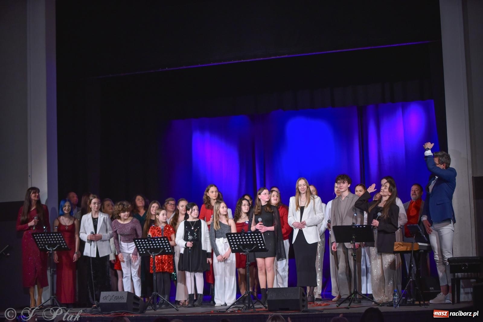 Zdjęcie w galerii na portalu naszraciborz.pl: Zimowy koncert Zespołu Wokalnego Perspektywa w Raciborzu przyciągnął publiczność do Strzechy wiadomości z regionu