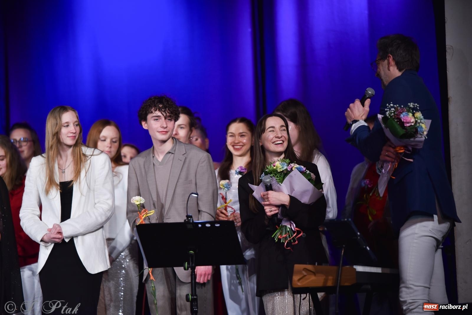 Zdjęcie w galerii na portalu naszraciborz.pl: Zimowy koncert Zespołu Wokalnego Perspektywa w Raciborzu przyciągnął publiczność do Strzechy wiadomości z regionu