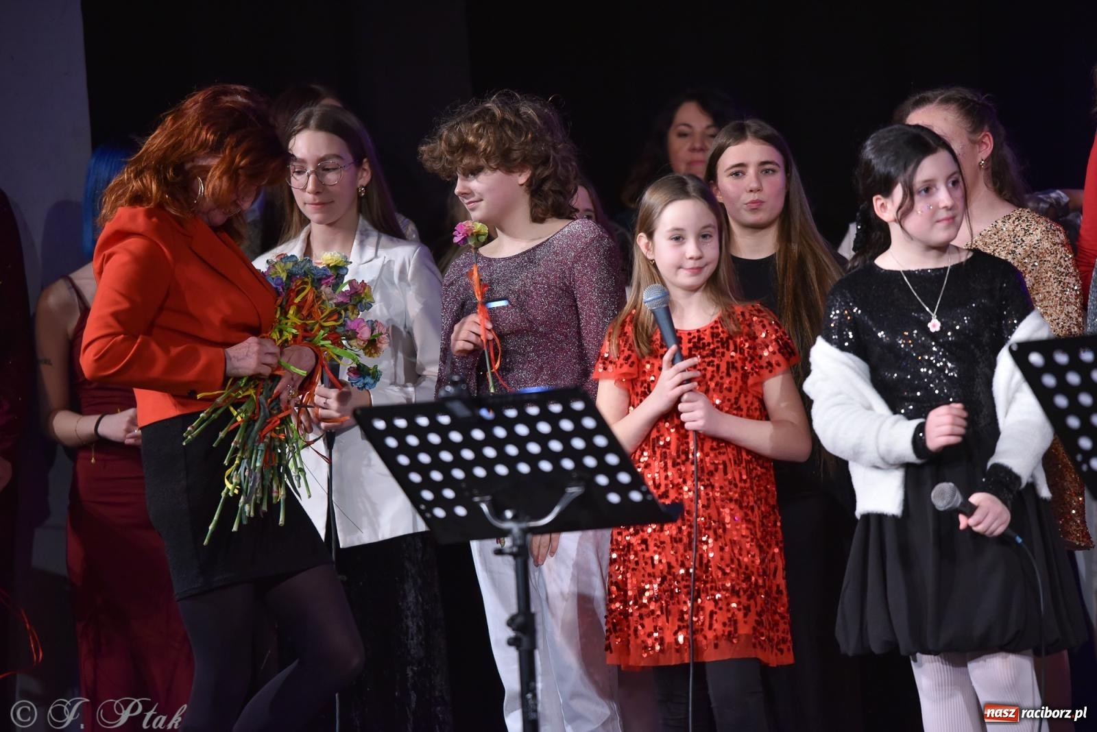 Zdjęcie w galerii na portalu naszraciborz.pl: Zimowy koncert Zespołu Wokalnego Perspektywa w Raciborzu przyciągnął publiczność do Strzechy wiadomości z regionu