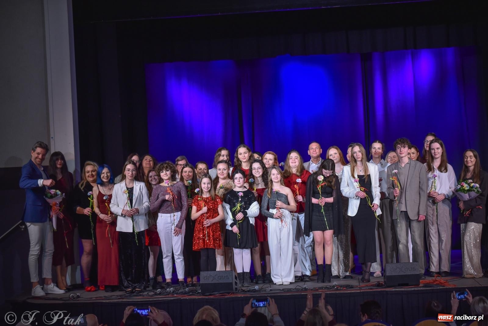 Zdjęcie w galerii na portalu naszraciborz.pl: Zimowy koncert Zespołu Wokalnego Perspektywa w Raciborzu przyciągnął publiczność do Strzechy wiadomości z regionu