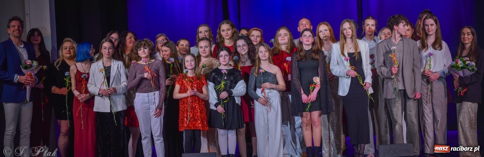 Zdjęcie w galerii na portalu naszraciborz.pl: Zimowy koncert Zespołu Wokalnego Perspektywa w Raciborzu przyciągnął publiczność do Strzechy wiadomości z regionu