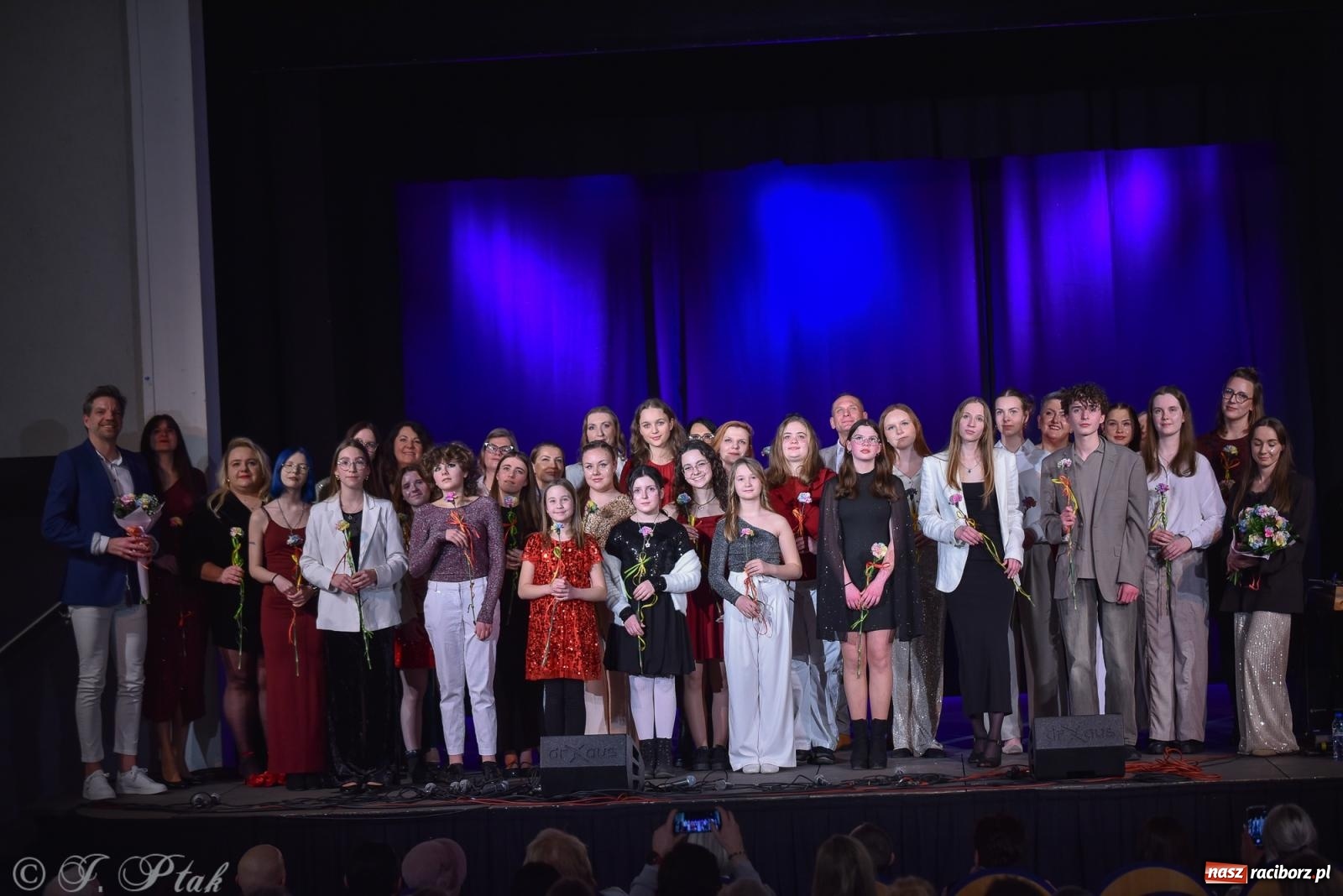 Zdjęcie w galerii na portalu naszraciborz.pl: Zimowy koncert Zespołu Wokalnego Perspektywa w Raciborzu przyciągnął publiczność do Strzechy wiadomości z regionu